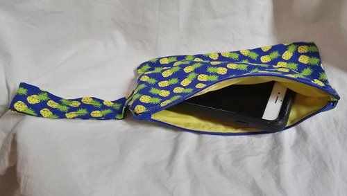 Pineapple motif zippered wristlet bags (clutch) M