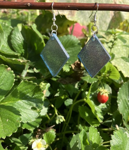 Holographic geometric resin earrings (purple trap)