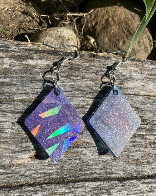 Holographic geometric resin earrings (purple trap)