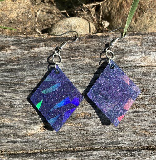 Holographic geometric resin earrings (purple trap)