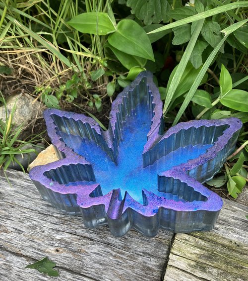 Resin Cannabis Leaf Ashtray 