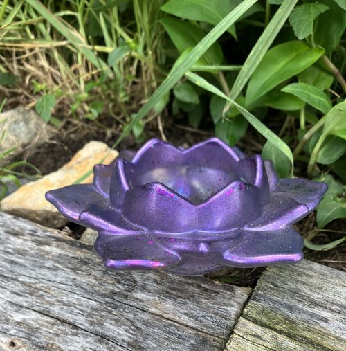 Resin Lotus Flower Tea Light/Candle Holder. purple 
