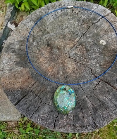 Resin green sparkly oval pendant 
