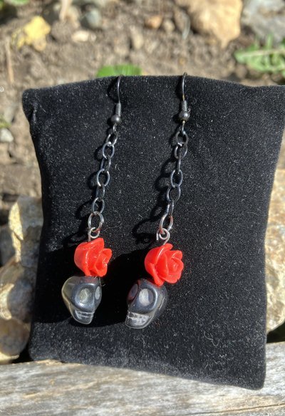 Día de los Muertos  Black Skulls black chain and red roses fish hook earrings
